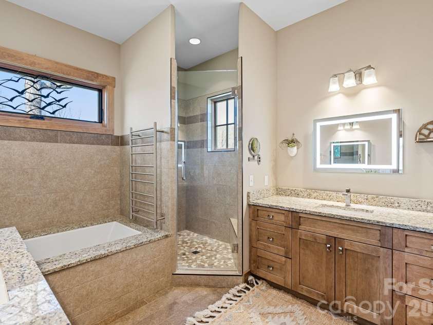 18 Majestic Oak Circle, Asheville, NC 28805.  MLS# CAR4368880, YatesRealty ID 11697. 