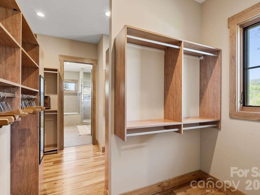 18 Majestic Oak Circle, Asheville, NC 28805.  MLS# CAR4368880, YatesRealty ID 11697. 