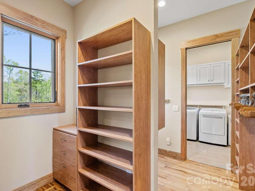 18 Majestic Oak Circle, Asheville, NC 28805.  MLS# CAR4368880, YatesRealty ID 11697. 