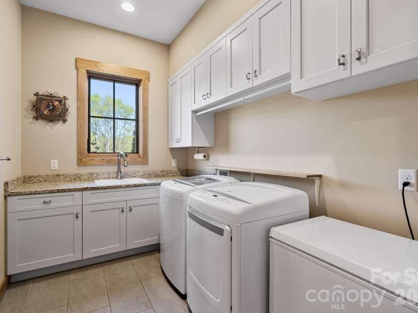 18 Majestic Oak Circle, Asheville, NC 28805.  MLS# CAR4368880, YatesRealty ID 11697. 