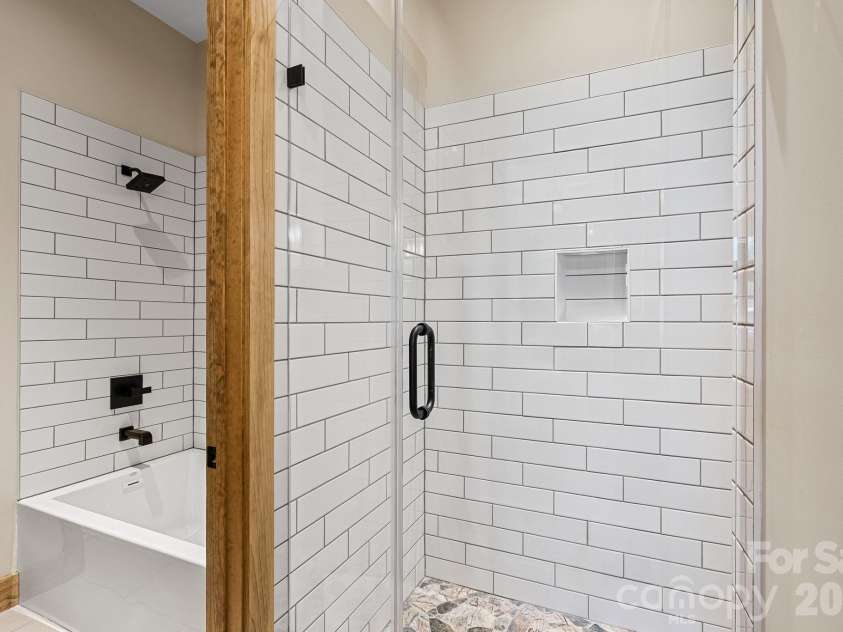18 Majestic Oak Circle, Asheville, NC 28805.  MLS# CAR4368880, YatesRealty ID 11697. 