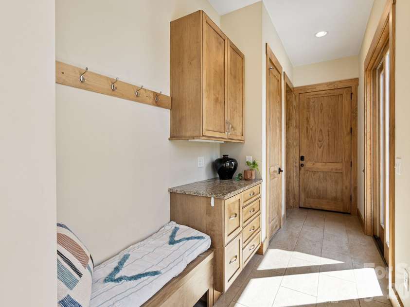 18 Majestic Oak Circle, Asheville, NC 28805.  MLS# CAR4368880, YatesRealty ID 11697. 