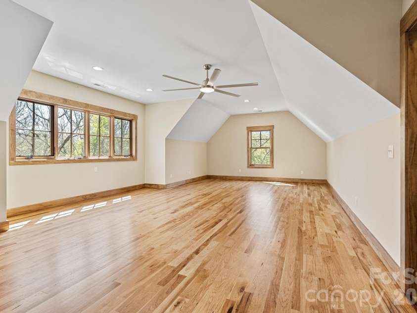 18 Majestic Oak Circle, Asheville, NC 28805.  MLS# CAR4368880, YatesRealty ID 11697. 