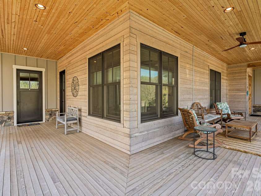 18 Majestic Oak Circle, Asheville, NC 28805.  MLS# CAR4368880, YatesRealty ID 11697. 