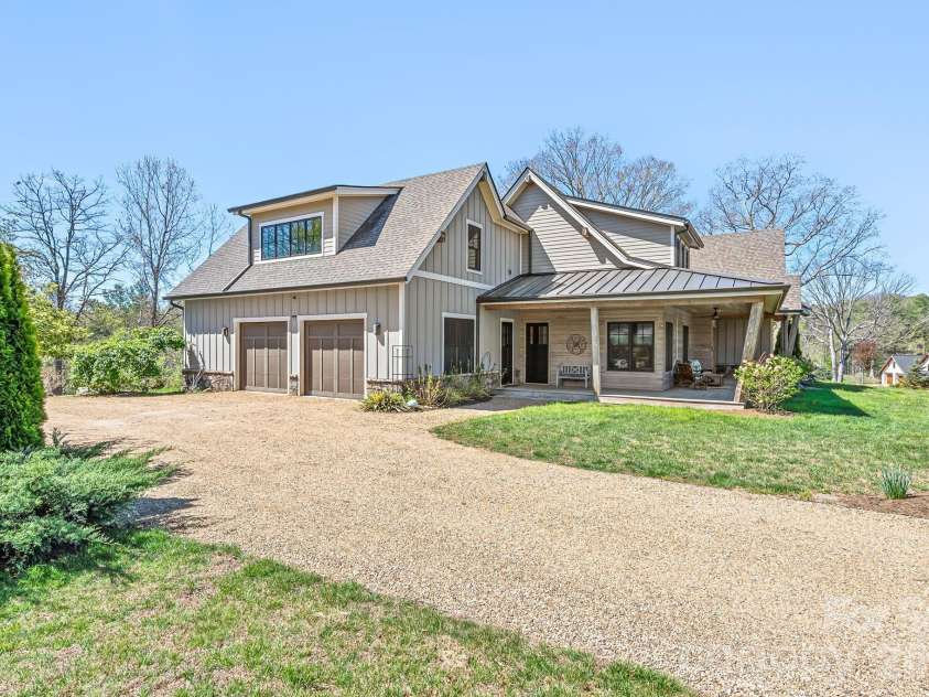 18 Majestic Oak Circle, Asheville, NC 28805.  MLS# CAR4368880, YatesRealty ID 11697. 