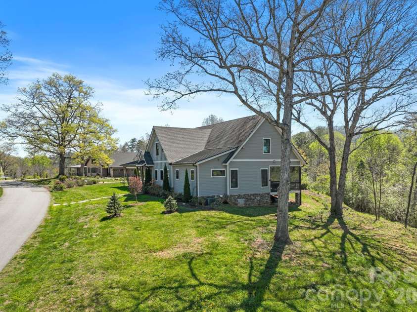 18 Majestic Oak Circle, Asheville, NC 28805.  MLS# CAR4368880, YatesRealty ID 11697. 