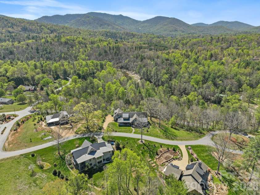 18 Majestic Oak Circle, Asheville, NC 28805.  MLS# CAR4368880, YatesRealty ID 11697. 