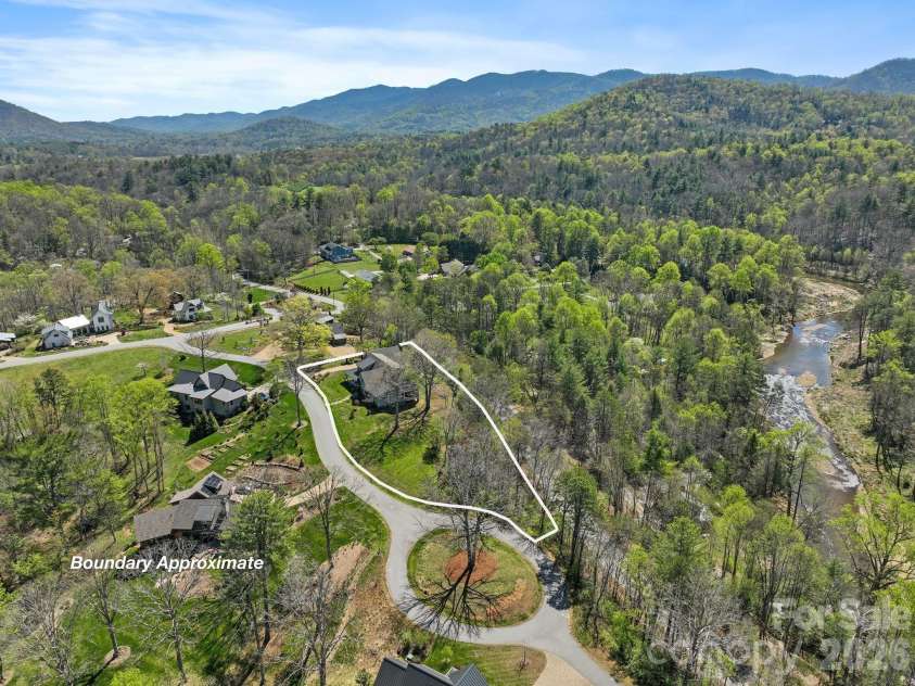 18 Majestic Oak Circle, Asheville, NC 28805.  MLS# CAR4368880, YatesRealty ID 11697. 