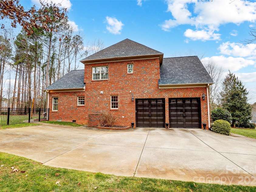 252 Bay Shore Loop, Mooresville, NC 28117.  MLS# CAR4218502, YatesRealty ID 11700. Driveway