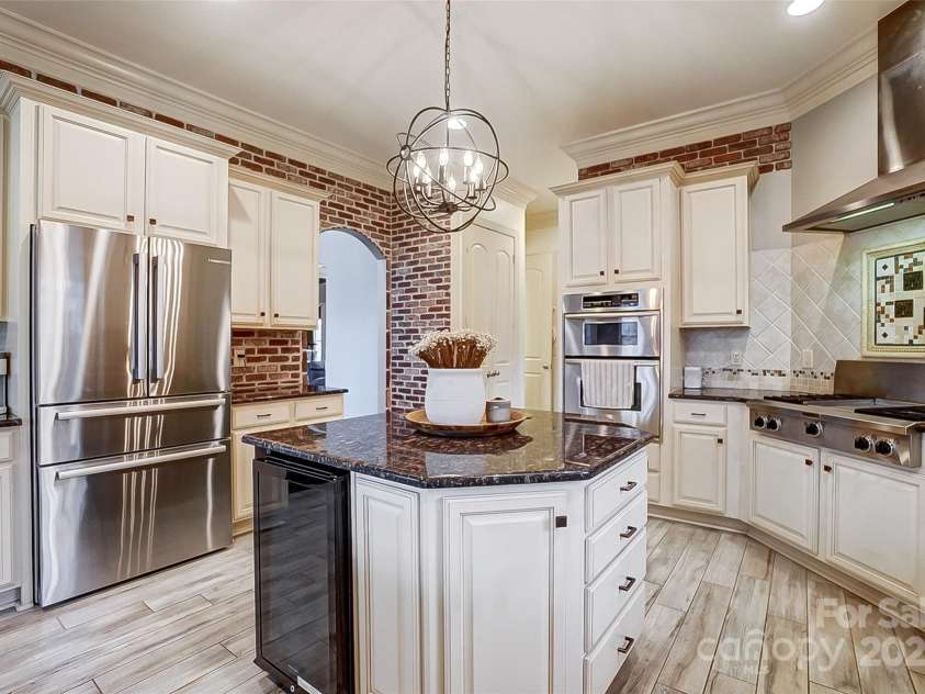 252 Bay Shore Loop, Mooresville, NC 28117.  MLS# CAR4218502, YatesRealty ID 11700. Kitchen