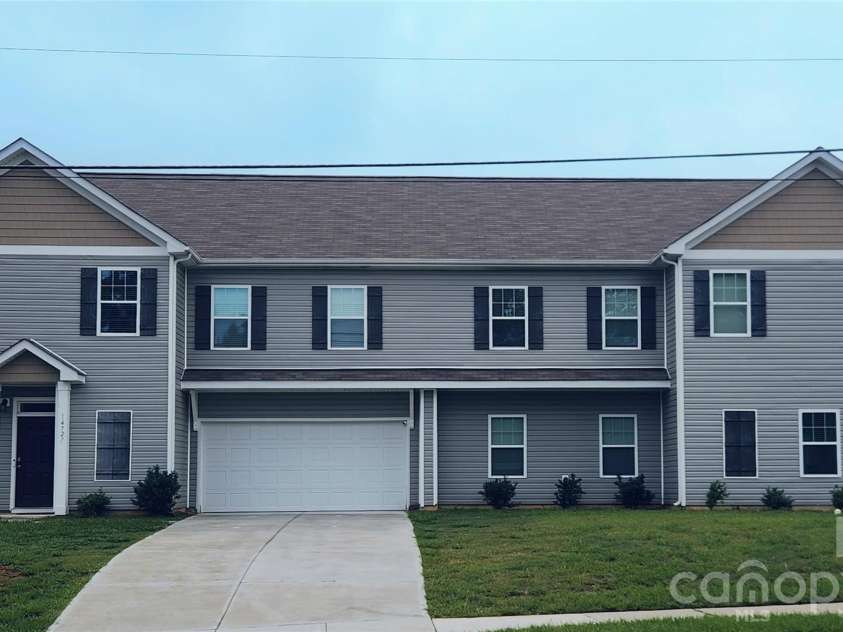 14727 Choate Circle, Charlotte, NC 28273.  MLS# CAR4287456, YatesRealty ID 11703. Two symmetrical units side by side