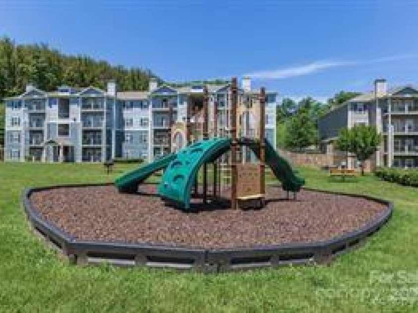 300 Vista Lake Drive, Candler, NC 28715.  MLS# CAR4274793, YatesRealty ID 11703. 