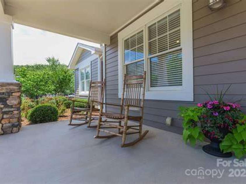 300 Vista Lake Drive, Candler, NC 28715.  MLS# CAR4274793, YatesRealty ID 11703. 