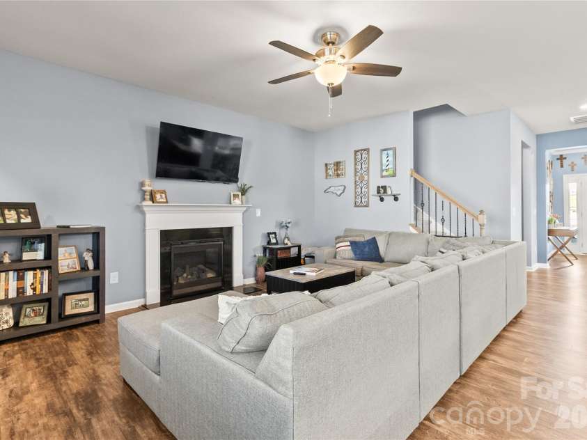 2003 Harvest Time Lane, Waxhaw, NC 28173.  MLS# CAR4361506, YatesRealty ID 11704. Great room