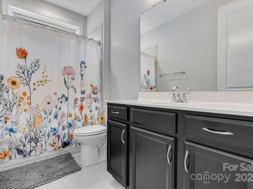 8210 Festival Way, Charlotte, NC 28215.  MLS# CAR4324351, YatesRealty ID 11707. Full bath with transom window providing an abundance of natural light is conveniently shared by both secondary bedrooms.