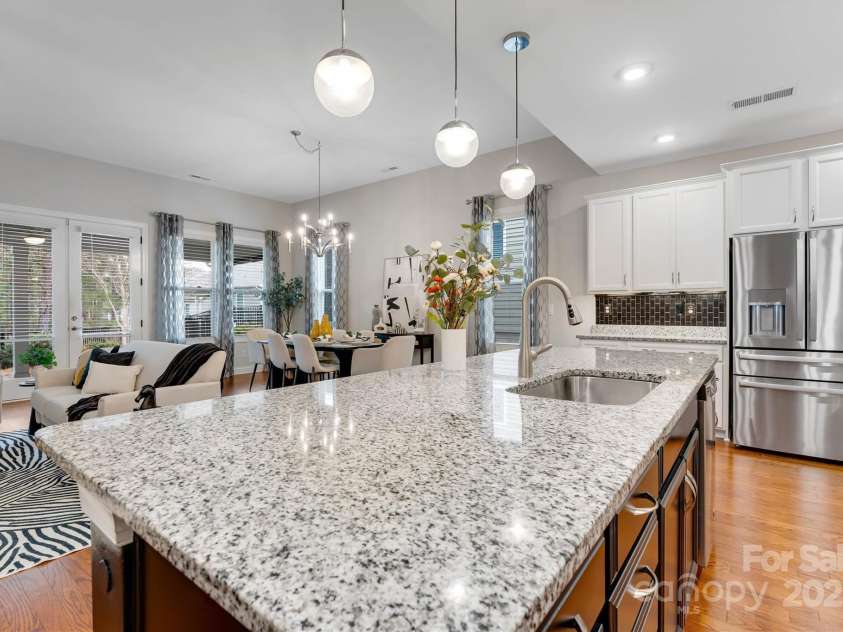 8210 Festival Way, Charlotte, NC 28215.  MLS# CAR4324351, YatesRealty ID 11707. Granite, gas, and gatherings! Perfectly designed for everyday living and entertaining alike.