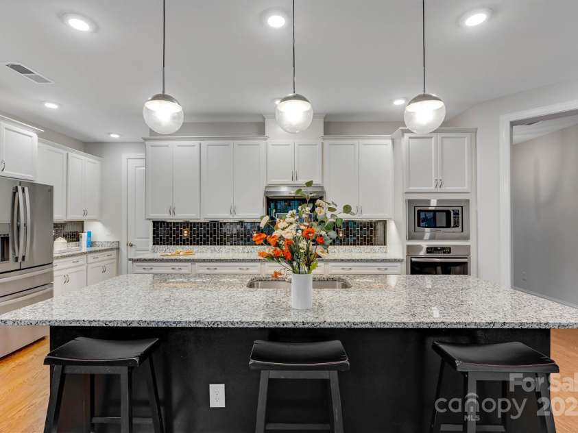 8210 Festival Way, Charlotte, NC 28215.  MLS# CAR4324351, YatesRealty ID 11707. Where cooking meets entertaining! Stainless appliance package, granite counters, GAS cooktop and a massive island for all your guests!
