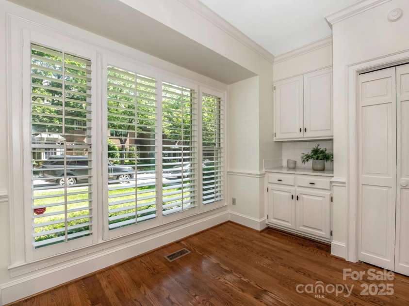 232 Perrin Place, Charlotte, NC 28207.  MLS# CAR4252368, YatesRealty ID 11708. Breakfast Area