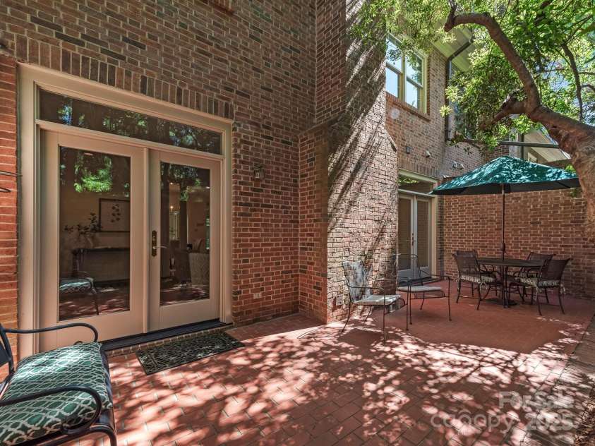 232 Perrin Place, Charlotte, NC 28207.  MLS# CAR4252368, YatesRealty ID 11708. Courtyard