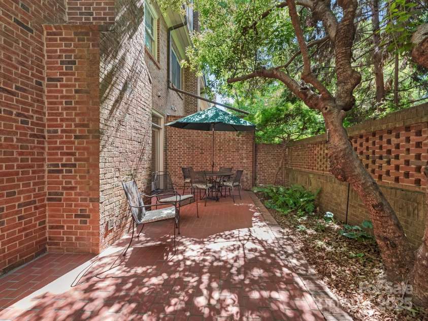 232 Perrin Place, Charlotte, NC 28207.  MLS# CAR4252368, YatesRealty ID 11708. Courtyard