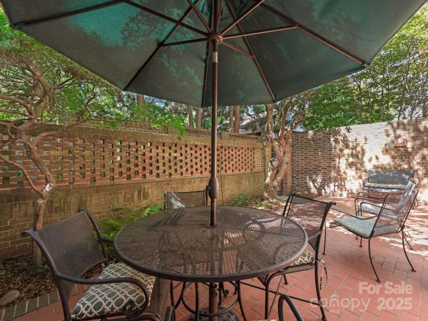 232 Perrin Place, Charlotte, NC 28207.  MLS# CAR4252368, YatesRealty ID 11708. Courtyard