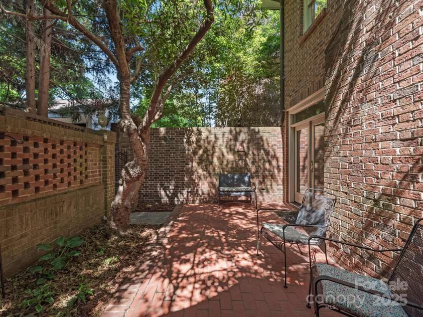 232 Perrin Place, Charlotte, NC 28207.  MLS# CAR4252368, YatesRealty ID 11708. Courtyard