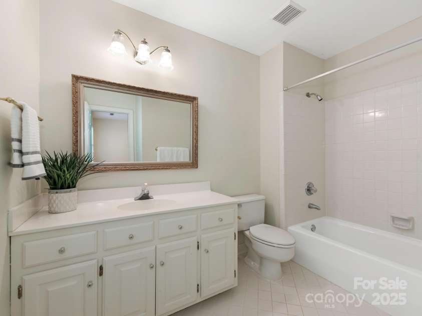 232 Perrin Place, Charlotte, NC 28207.  MLS# CAR4252368, YatesRealty ID 11708. Full Bath 2