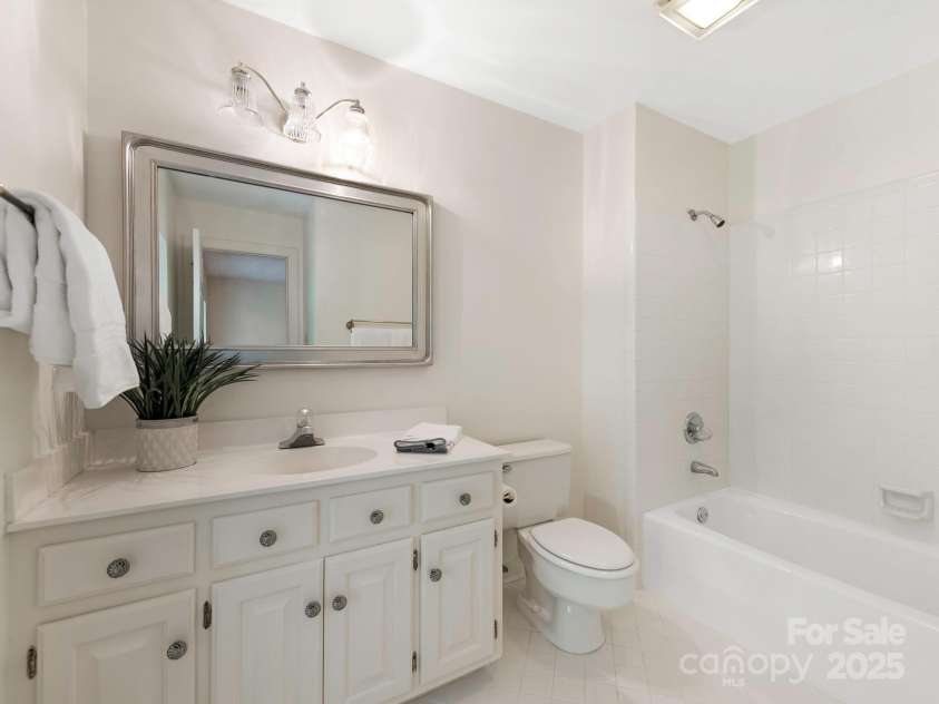 232 Perrin Place, Charlotte, NC 28207.  MLS# CAR4252368, YatesRealty ID 11708. Full Bath 3