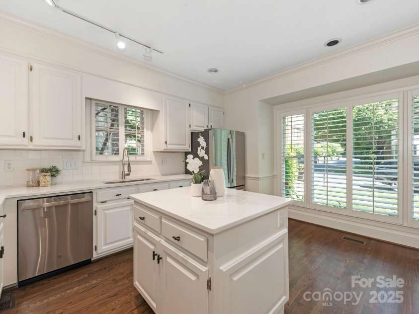 232 Perrin Place, Charlotte, NC 28207.  MLS# CAR4252368, YatesRealty ID 11708. Kitchen