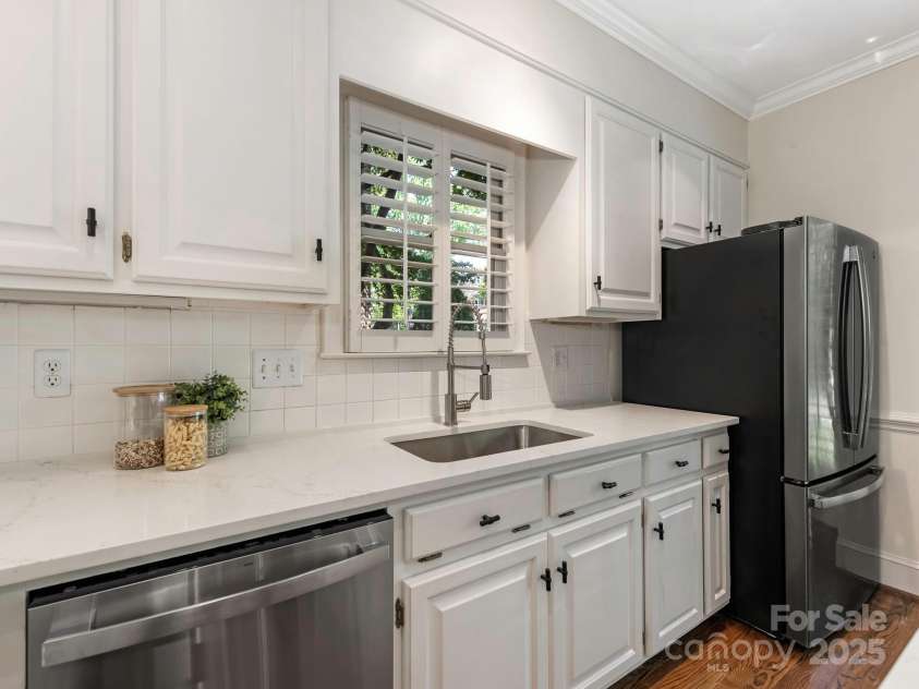 232 Perrin Place, Charlotte, NC 28207.  MLS# CAR4252368, YatesRealty ID 11708. Kitchen