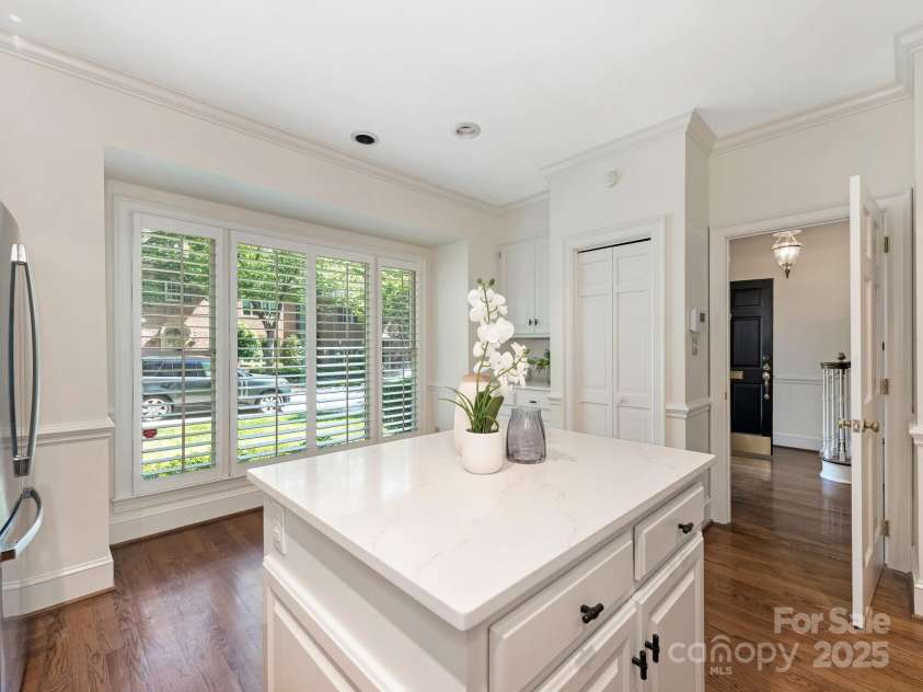 232 Perrin Place, Charlotte, NC 28207.  MLS# CAR4252368, YatesRealty ID 11708. Kitchen