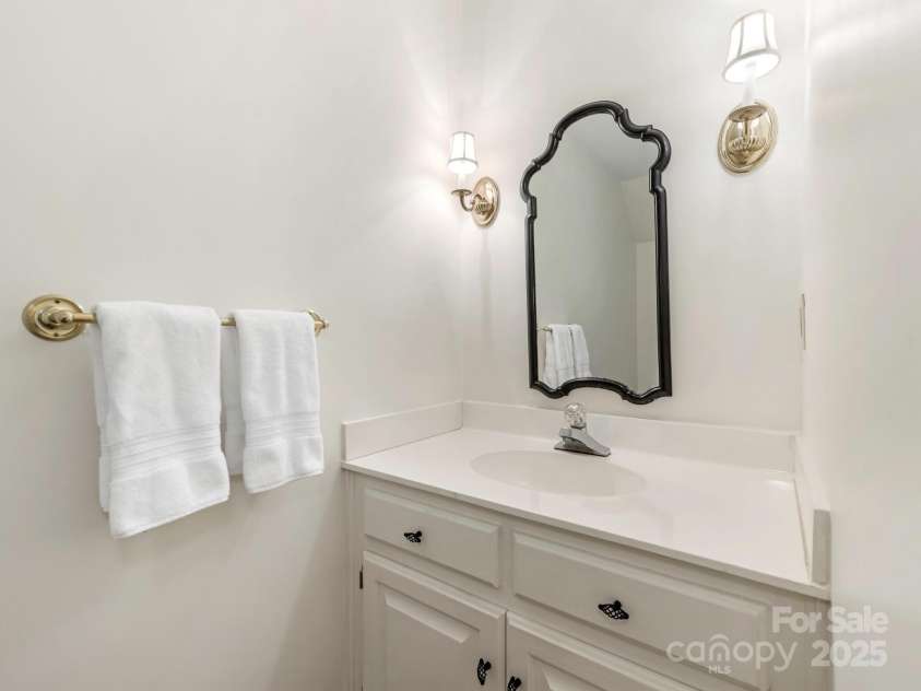 232 Perrin Place, Charlotte, NC 28207.  MLS# CAR4252368, YatesRealty ID 11708. Powder Room