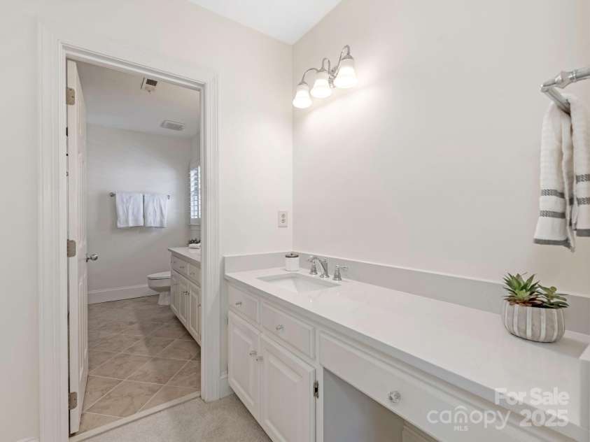 232 Perrin Place, Charlotte, NC 28207.  MLS# CAR4252368, YatesRealty ID 11708. Primary Bathroom