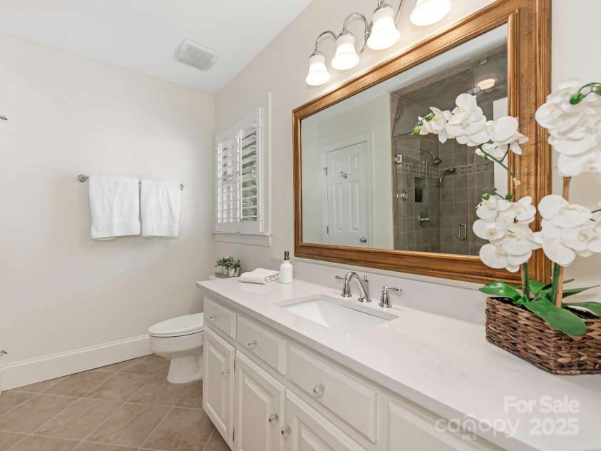 232 Perrin Place, Charlotte, NC 28207.  MLS# CAR4252368, YatesRealty ID 11708. Primary Bathroom