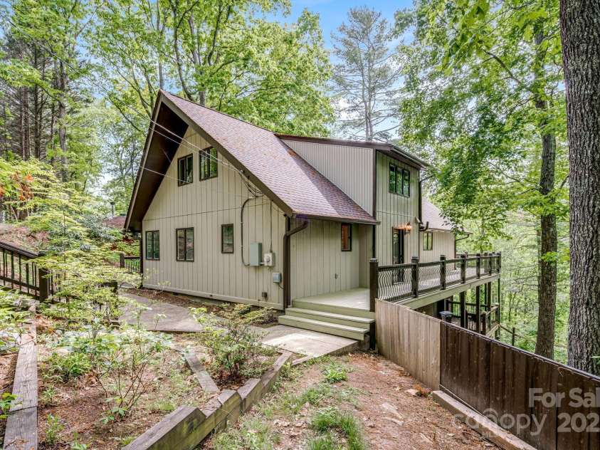 8 Quinn Court, Asheville, NC 28805.  MLS# CAR4255042, YatesRealty ID 11709. Beautiful and quiet surroundings