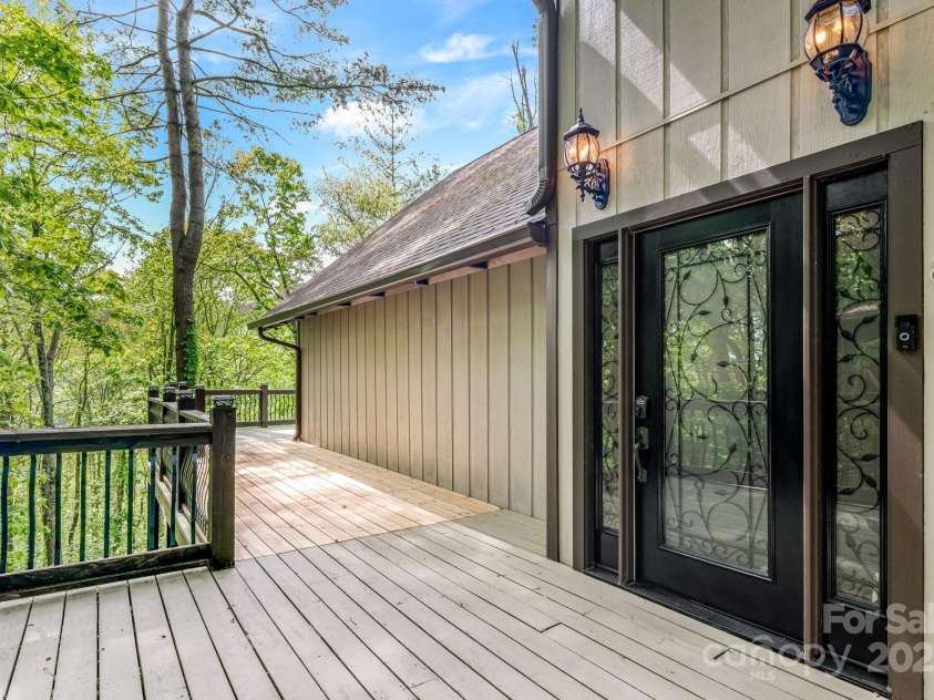 8 Quinn Court, Asheville, NC 28805.  MLS# CAR4255042, YatesRealty ID 11709. Entrance