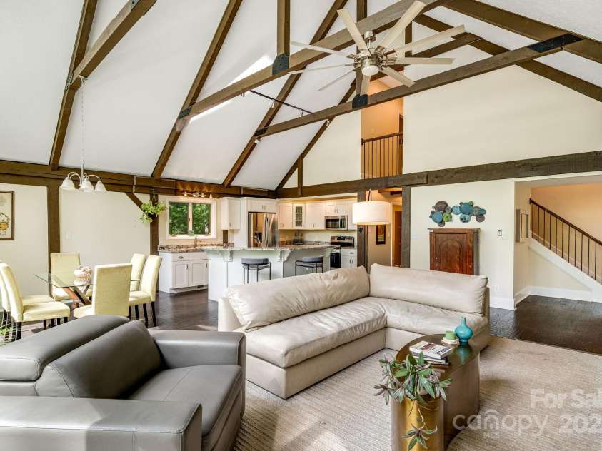 8 Quinn Court, Asheville, NC 28805.  MLS# CAR4255042, YatesRealty ID 11709. Great Entreating Space