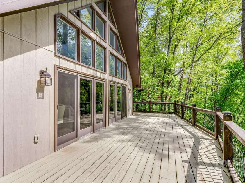 8 Quinn Court, Asheville, NC 28805.  MLS# CAR4255042, YatesRealty ID 11709. Large Picture Windows