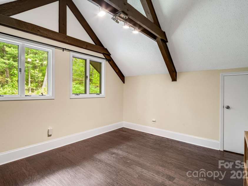 8 Quinn Court, Asheville, NC 28805.  MLS# CAR4255042, YatesRealty ID 11709. Lots of Light