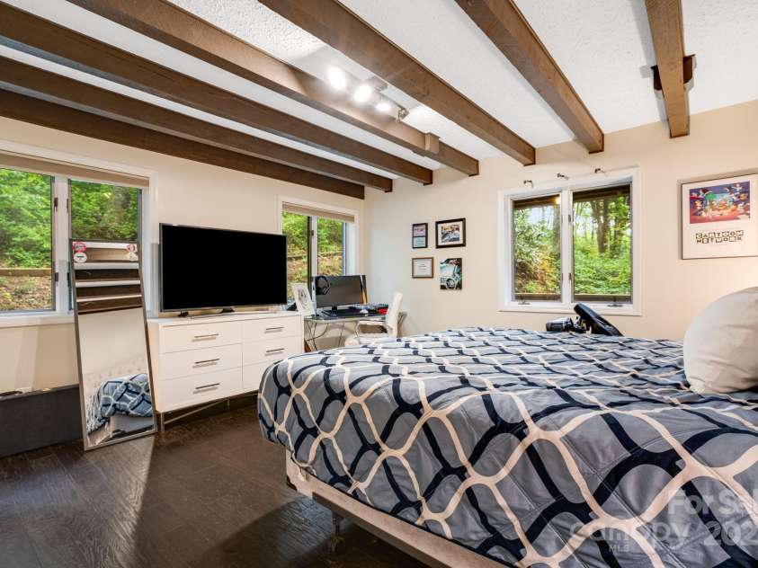 8 Quinn Court, Asheville, NC 28805.  MLS# CAR4255042, YatesRealty ID 11709. Main Floor Primary