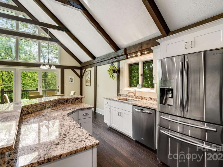 8 Quinn Court, Asheville, NC 28805.  MLS# CAR4255042, YatesRealty ID 11709. Stainless Steel Appliaces