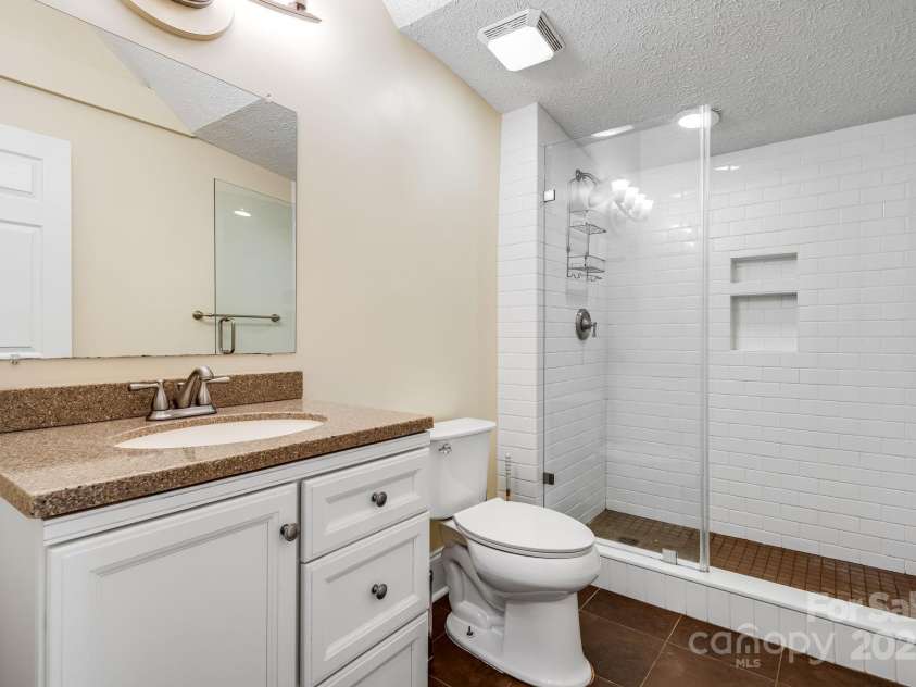 8 Quinn Court, Asheville, NC 28805.  MLS# CAR4255042, YatesRealty ID 11709. Upstairs Bathroom