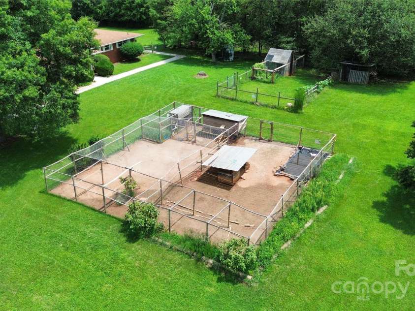 12708 Hamilton Road, Charlotte, NC 28273.  MLS# CAR4188404, YatesRealty ID 1171. Chicken and Duck Pen