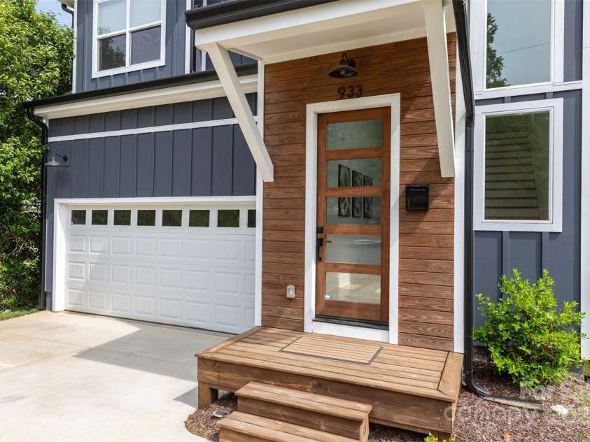 933 Tennyson Drive, Charlotte, NC 28208.  MLS# CAR4249434, YatesRealty ID 11712. 