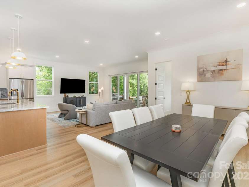 933 Tennyson Drive, Charlotte, NC 28208.  MLS# CAR4249434, YatesRealty ID 11712. 