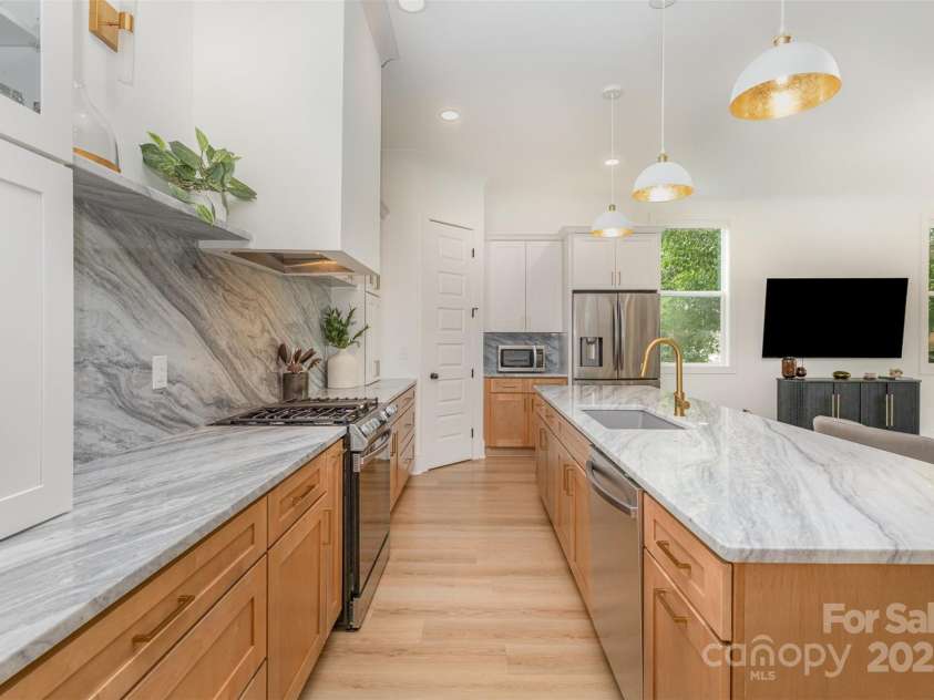 933 Tennyson Drive, Charlotte, NC 28208.  MLS# CAR4249434, YatesRealty ID 11712. 