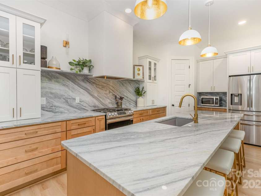 933 Tennyson Drive, Charlotte, NC 28208.  MLS# CAR4249434, YatesRealty ID 11712. 