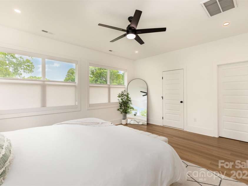 933 Tennyson Drive, Charlotte, NC 28208.  MLS# CAR4249434, YatesRealty ID 11712. 