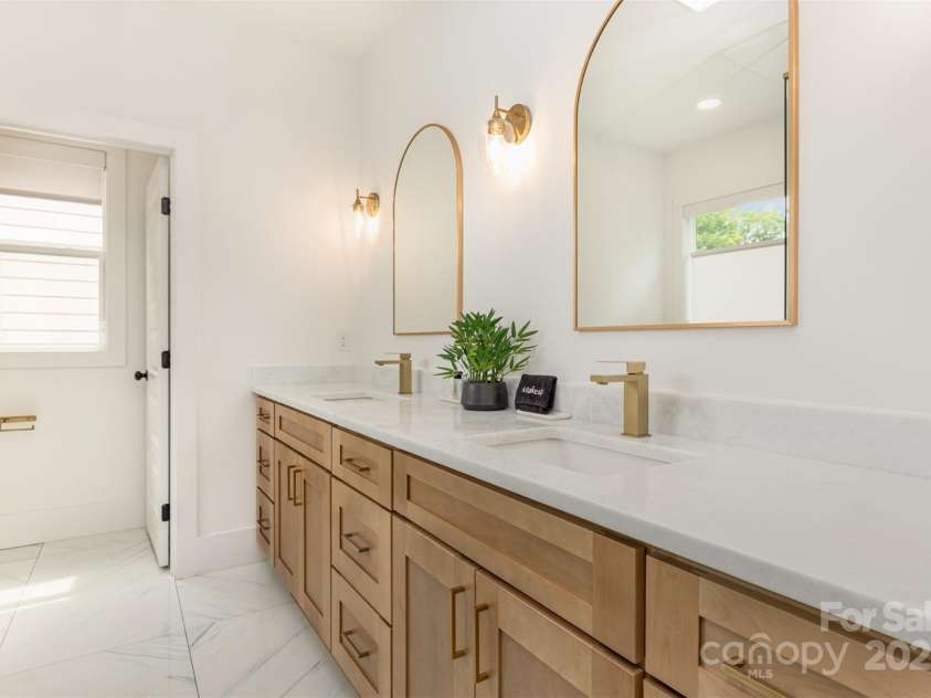 933 Tennyson Drive, Charlotte, NC 28208.  MLS# CAR4249434, YatesRealty ID 11712. 