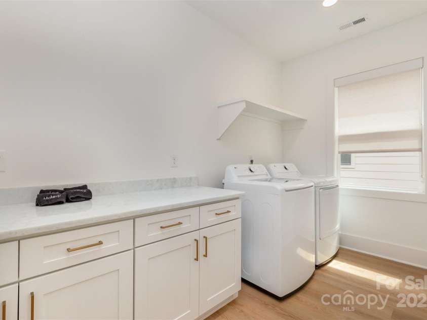 933 Tennyson Drive, Charlotte, NC 28208.  MLS# CAR4249434, YatesRealty ID 11712. 